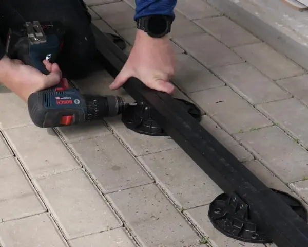 Montaż deski kompozytowej bez legarów. Wkręcanie wspornika do profilu za pomocą wiertarko-wkrętarki Bosch.