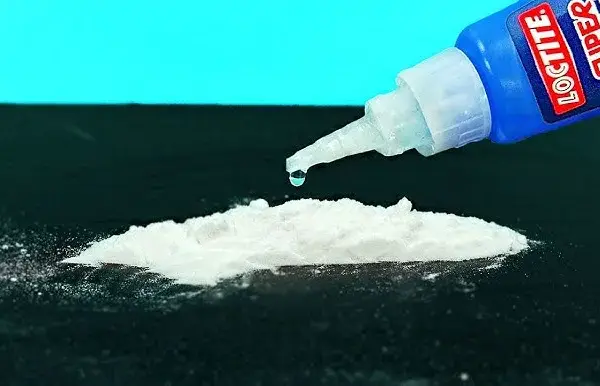 Skuteczne sposoby na zmycie kleju kropelka z blatu kuchennego