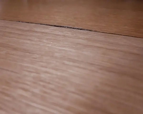 Szczelina na drewnianym blacie kuchennym. Dowiedz się, jak naprawić spuchnięty blat kuchenny, aby przywrócić mu dawny wygląd.