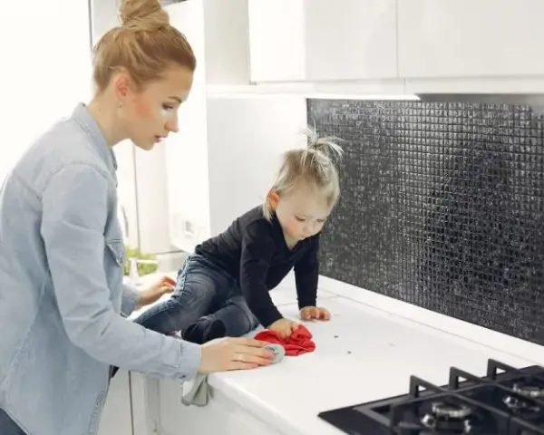 Skuteczne sposoby na zmycie kropelki z blatu kuchennego bez śladów