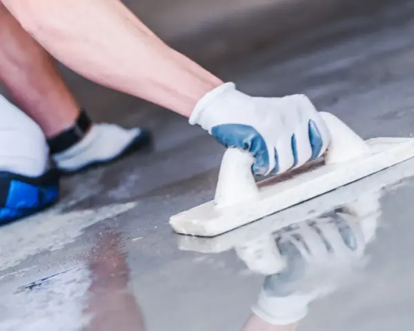 Jaki cement na posadzkę w garażu? Wybierz najlepszy beton i uniknij problemów