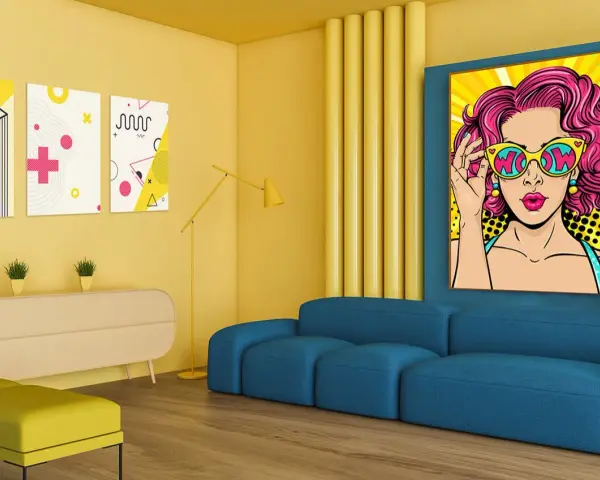 Salon w stylu pop art z kanapą i obrazem kobiety w okularach.