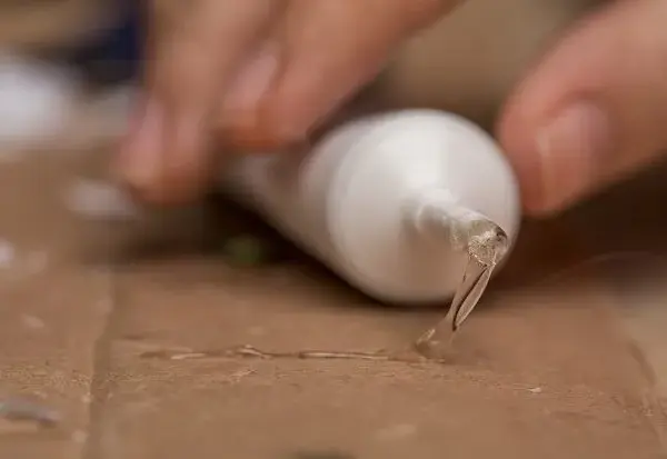 Jak zmyć super glue z blatu bez uszkodzenia powierzchni?