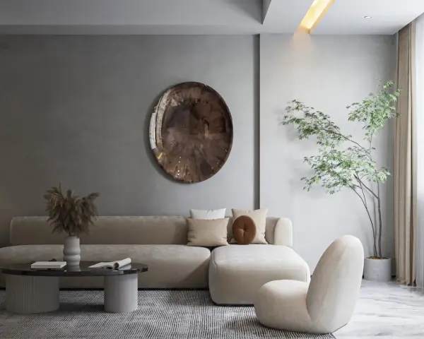 Nowoczesny salon w stylu minimalizm: beżowa sofa, okrągły stolik, dekoracyjna taca i drzewko w donicy tworzą spokojną przestrzeń.