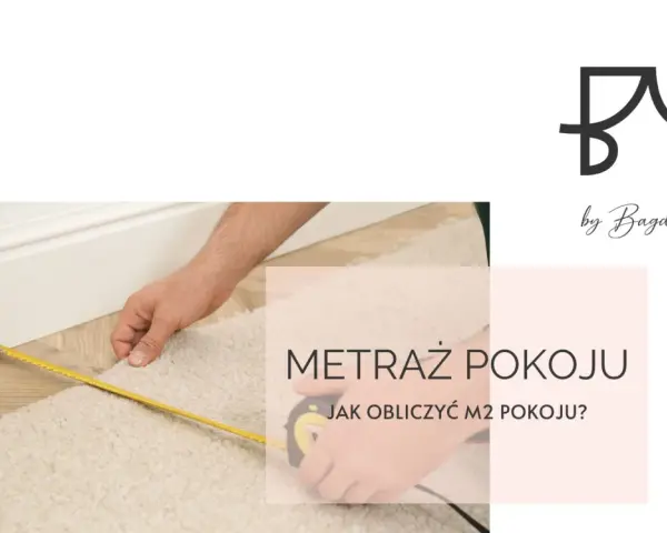 Mężczyzna mierzy dywan taśmą, by dowiedzieć się, jak obliczyć m2 pokoju. Logo "by Bagdad" na górze.