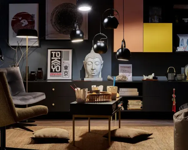 Eklektyczny salon z fotelem, stolikiem i dekoracjami w stylu azjatyckim.