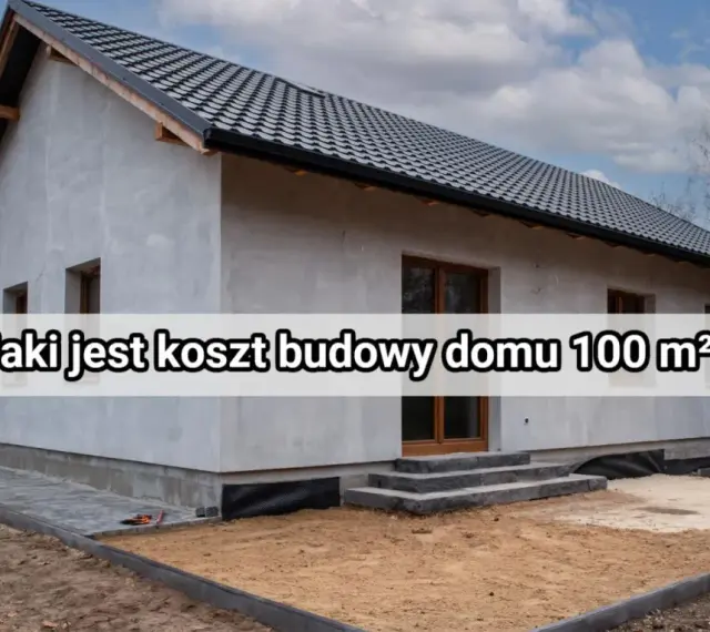 Szary dom w budowie, z widocznym dachem i oknami. Na fasadzie napis: "Jaki jest koszt budowy domu 100 m²?".