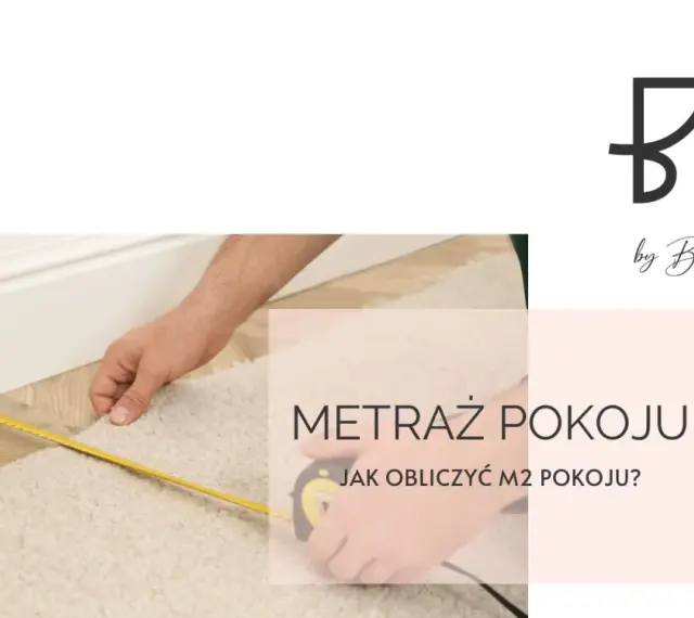 Mężczyzna mierzy dywan taśmą, by dowiedzieć się, jak obliczyć m2 pokoju. Logo "by Bagdad" na górze.