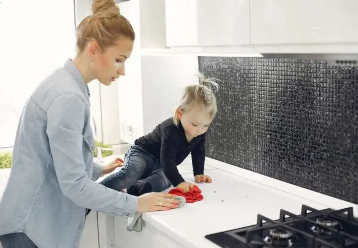 Skuteczne sposoby na zmycie kropelki z blatu kuchennego bez śladów