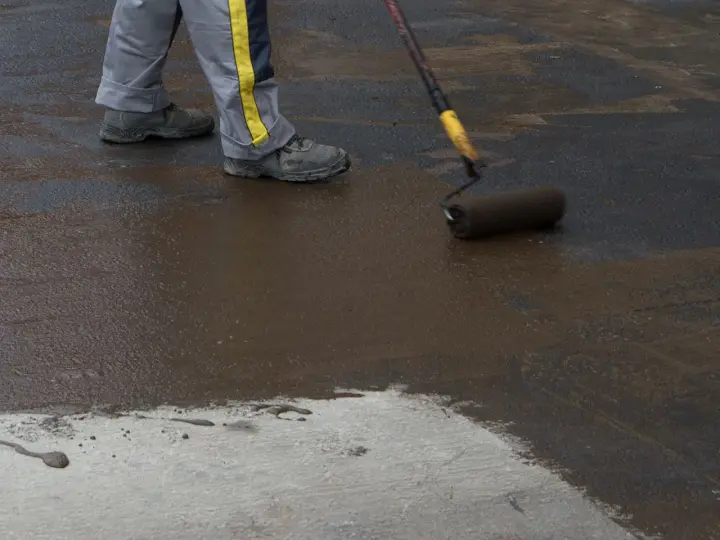 Czym pomalować posadzkę betonową w piwnicy, by uniknąć wilgoci?
