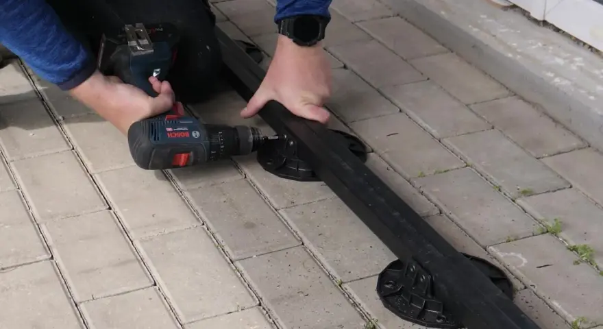 Montaż deski kompozytowej bez legarów. Wkręcanie wspornika do profilu za pomocą wiertarko-wkrętarki Bosch.