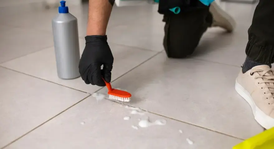 Skuteczne sposoby na czyszczenie fug na podłodze – uniknij błędów