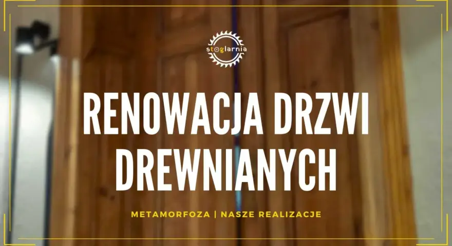 Zbliżenie na drewniane drzwi z napisem "Renowacja drzwi drewnianych".