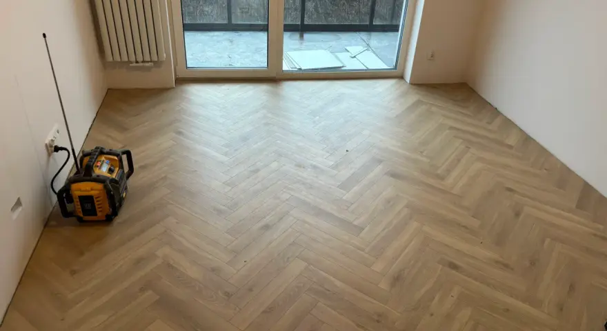 Nowe panele w jodełkę nadają wnętrzu elegancji. Sprawdź, jaka jest układanie paneli w jodełkę cena i odmień swój dom!