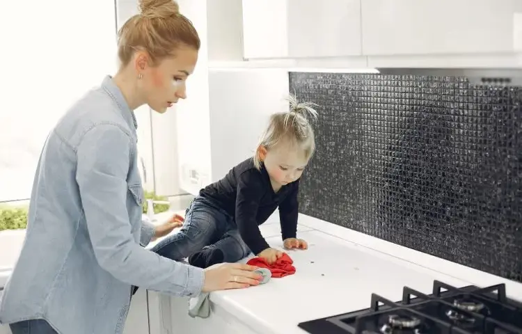 Skuteczne sposoby na zmycie kropelki z blatu kuchennego bez śladów