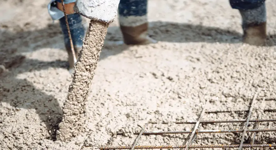 Beton wylewany na zbrojenie. Zastanawiasz się, wylewka betonowa ile na m2? To kluczowe pytanie przy planowaniu budowy.