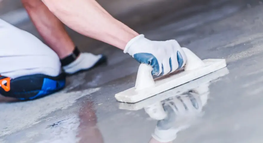 Jaki cement na posadzkę w garażu? Wybierz najlepszy beton i uniknij problemów