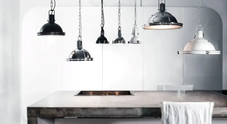 Na jakiej wysokości lampa nad stołem, aby uniknąć oślepiania?