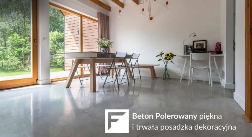 Jasna, polerowana podłoga betonowa w nowoczesnym salonie z drewnianymi elementami i dużymi oknami.