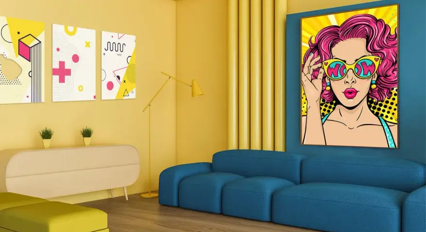 Salon w stylu pop art z kanapą i obrazem kobiety w okularach.