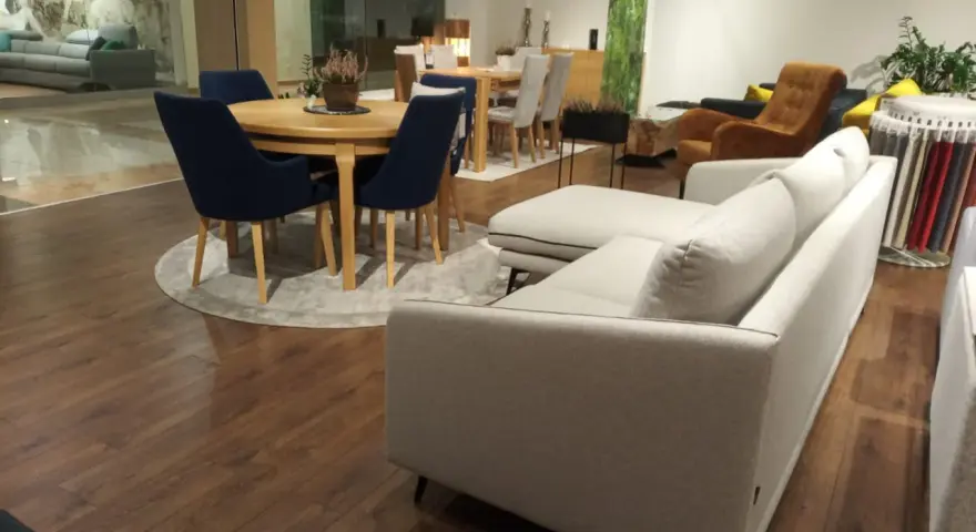 Stół okrągły 180 cm na ile osób? Sprawdź, ile naprawdę zmieści