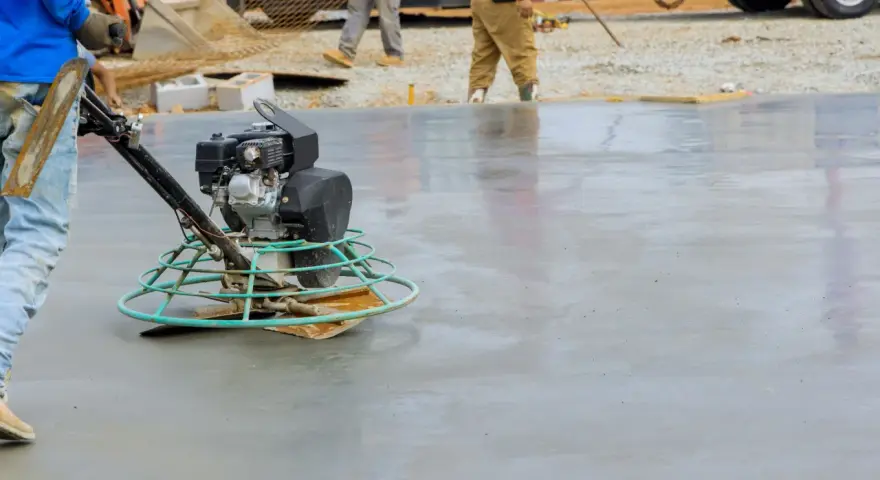Robot do zacierania betonu na świeżo wylanej posadzce.