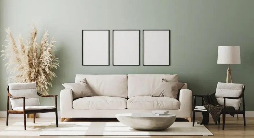 Miętowe ściany to idealny wybór, jeśli zastanawiasz się, jaki kolor ścian do białych mebli. Jasna sofa, fotele i dekoracje tworzą przytulną przestrzeń.