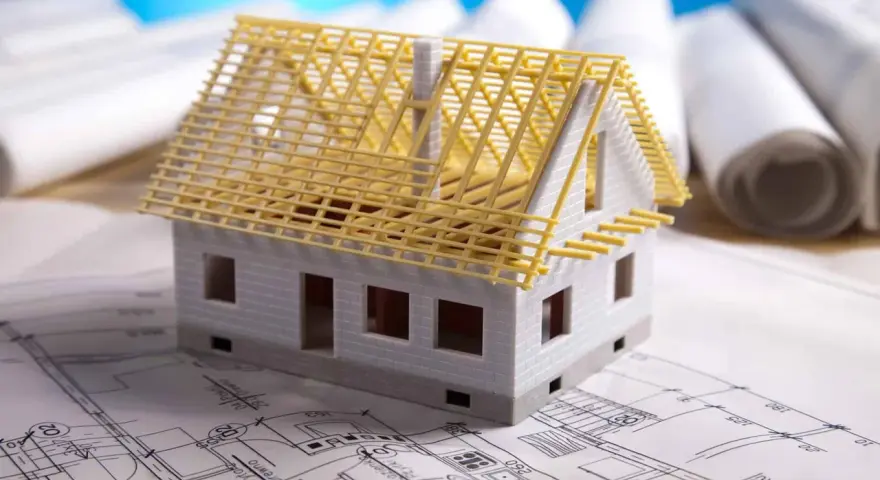 Model domu na planach architektonicznych. Zastanawiasz się, ile kosztuje adaptacja projektu?