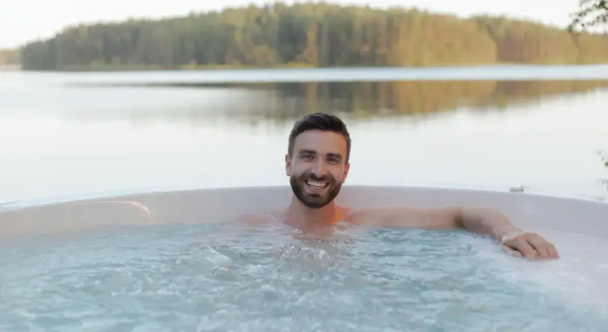 Wanna ogrodowa całoroczna – jak stworzyć prywatne spa na własnym podwórku?