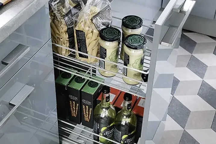 Jak układać w szafkach kuchennych, by zyskać więcej przestrzeni?