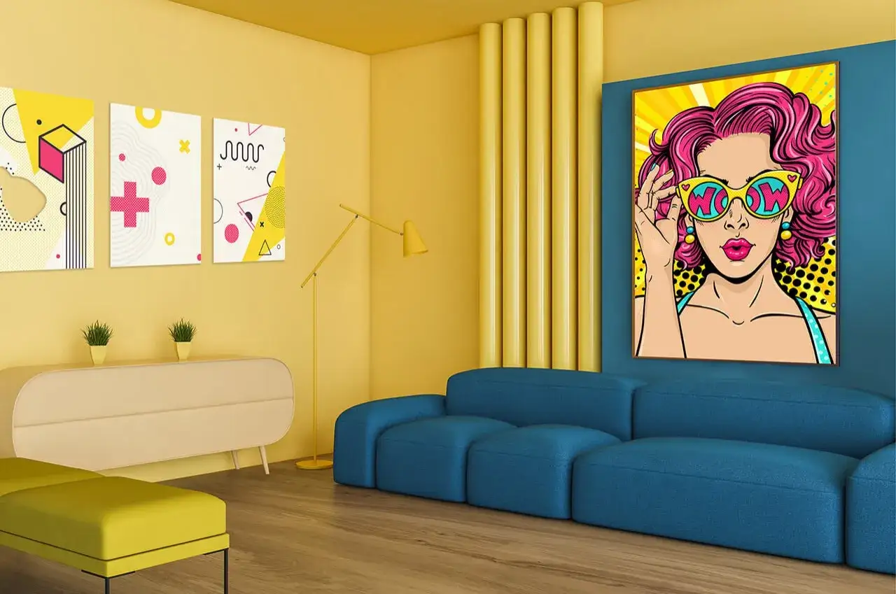 Stylizowany pokój z meblami w stylu pop art. Na ścianie wisi obraz z kobietą w okularach z napisem 
