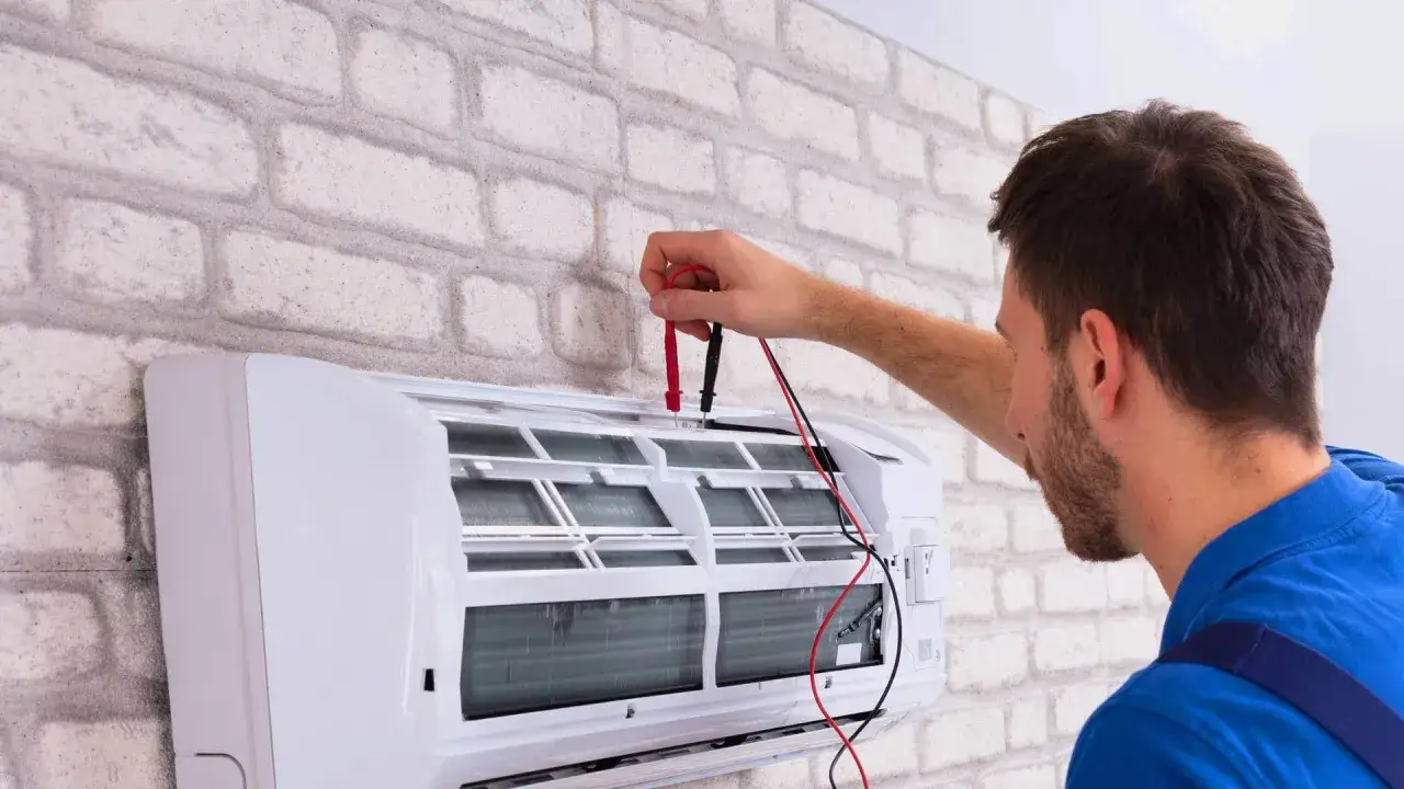 Technik sprawdza klimatyzację. Dowiedz się, ile kosztuje serwis klimatyzacji, aby zapewnić jej sprawność.