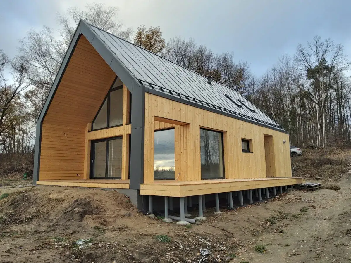 Nowy, drewniany dom 70m2 z dużymi oknami i tarasem, otoczony lasem. Idealny na spokojne życie.