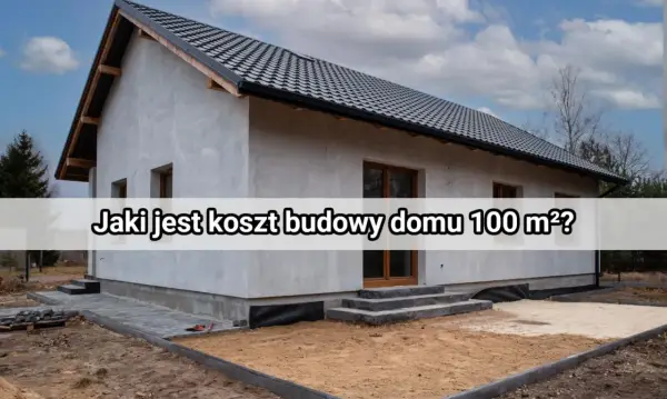 Szary dom w budowie, z widocznym dachem i oknami. Na fasadzie napis: "Jaki jest koszt budowy domu 100 m²?".
