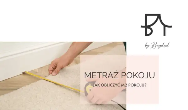 Mężczyzna mierzy dywan taśmą, by dowiedzieć się, jak obliczyć m2 pokoju. Logo "by Bagdad" na górze.